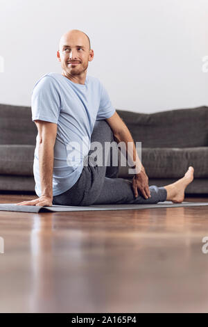 Menschen Yoga zu Hause Stockfoto