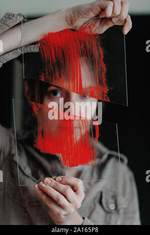 Portrait einer weiblichen Künstlerin Holding das zerbrochene Glas in Ihrem Studio Stockfoto
