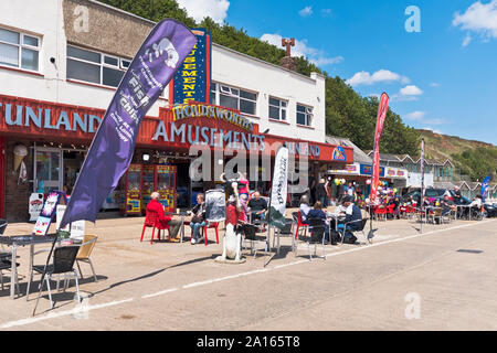 Dh Coble Landung Coventry North Yorkshire Menschen entspannenden im Cafe Tabellen Stockfoto