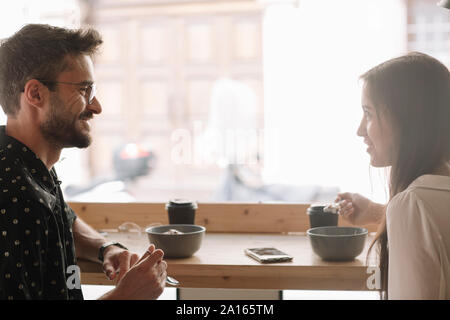 Junges Paar mit Frühstück in einem Cafe Stockfoto