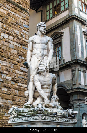 Weißer Marmor Skulptur von Herkules und Cacus von Baccio Bandinelli auf der Piazza della Signoria in der italienischen Stadt Florenz Stockfoto