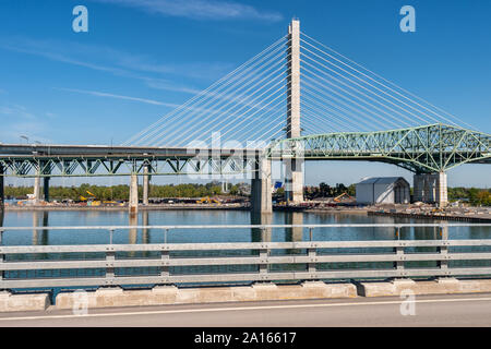 Montreal, Kanada - 19 September 2019: Neue Champlain Brücke neben alten Champlain Brücke von Estacade Radweg. Stockfoto