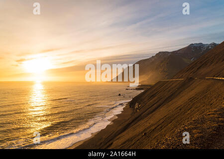 Island, Stokksnes, Klifatindur Vestrahorn Landschaft im frühen Morgen Stockfoto