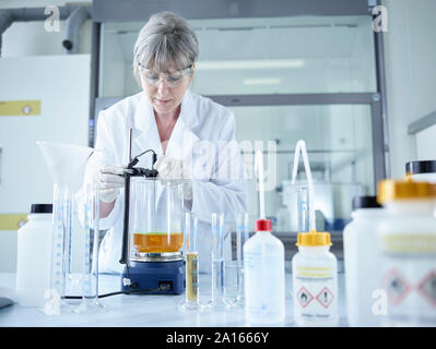 Frau arbeitet im Labor Stockfoto