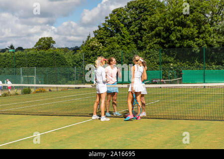 Reife Frauen finishing Tennis Match auf Rasen Hof Stockfoto