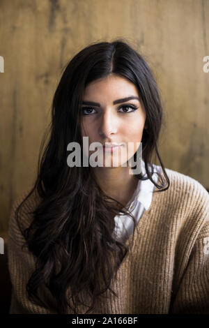 Porträt der jungen Frau mit dunklen langen Haaren Stockfoto