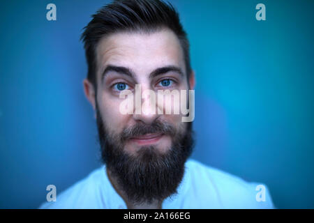 Portrait von bärtigen Mann in blauem Licht Stockfoto