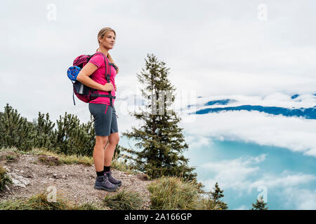 Junge Frau auf einer Wanderung in den Bergen, Herzogstand, Bayern suchen, Deutschland Stockfoto