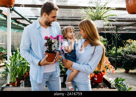 Glücklich, Mutter, Vater und Tochter kaufen Blumen in einem Garten Center Stockfoto