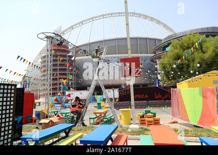 Ein Arbeiter bereitet die Khalifa International Stadium vor der 2019 IAAF Leichtathletik WM, die in Doha, Katar stattfindet, zwischen dem 27. September und 6. Oktober, 2019. Stockfoto