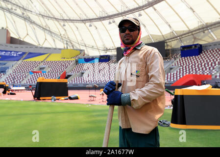 Ein Arbeiter bereitet die Khalifa International Stadium vor der 2019 IAAF Leichtathletik WM, die in Doha, Katar stattfindet, zwischen dem 27. September und 6. Oktober, 2019. Stockfoto