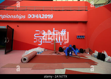 Ein Arbeiter bereitet die Khalifa International Stadium vor der 2019 IAAF Leichtathletik WM, die in Doha, Katar stattfindet, zwischen dem 27. September und 6. Oktober, 2019. Stockfoto