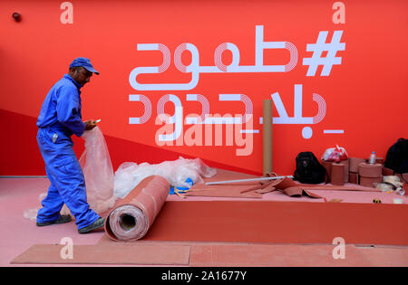 Ein Arbeiter bereitet die Khalifa International Stadium vor der 2019 IAAF Leichtathletik WM, die in Doha, Katar stattfindet, zwischen dem 27. September und 6. Oktober, 2019. Stockfoto