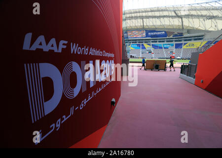 Ein Arbeiter bereitet die Khalifa International Stadium vor der 2019 IAAF Leichtathletik WM, die in Doha, Katar stattfindet, zwischen dem 27. September und 6. Oktober, 2019. Stockfoto