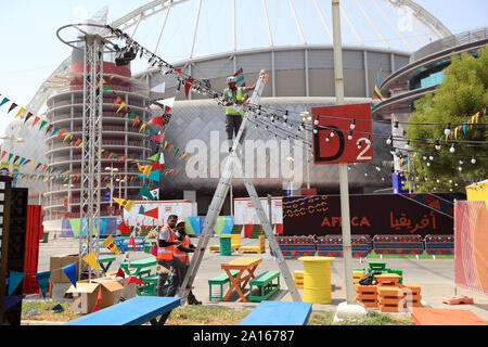 Ein Arbeiter bereitet die Khalifa International Stadium vor der 2019 IAAF Leichtathletik WM, die in Doha, Katar stattfindet, zwischen dem 27. September und 6. Oktober, 2019. Stockfoto