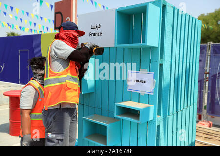 Ein Arbeiter bereitet die Khalifa International Stadium vor der 2019 IAAF Leichtathletik WM, die in Doha, Katar stattfindet, zwischen dem 27. September und 6. Oktober, 2019. Stockfoto