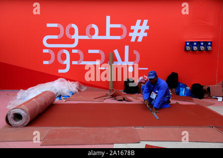 Ein Arbeiter bereitet die Khalifa International Stadium vor der 2019 IAAF Leichtathletik WM, die in Doha, Katar stattfindet, zwischen dem 27. September und 6. Oktober, 2019. Stockfoto