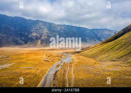 Luftaufnahme von Cemoro Lawang Dorf neben dem Mount Bromo, ist ein aktiver Vulkan und Teil des Tengger massiv, in Ostjava, Indonesien. Stockfoto