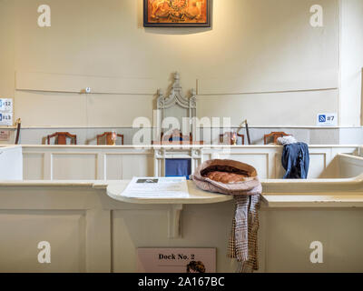 Blick von der Anklagebank in den Gerichtssaal am Courthouse Museum Ripon Ripon North Yorkshire England Stockfoto