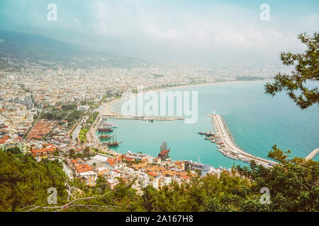 Blick auf die Stadt Alanya von der Burg auf dem Hügel, Alanya, Türkei Stockfoto