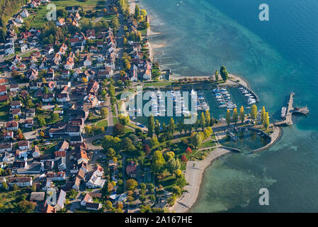 Deutschland, Baden-Württemberg, Luftbild der Altstadt und am Yachthafen am Bodensee Stockfoto