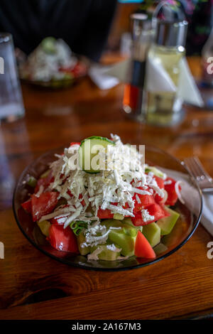 Shopska Salat, traditionelle bulgarische Sommer Salat Stockfoto