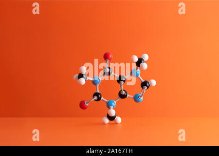 Molekulare Struktur von Koffein Formel über orange Hintergrund Stockfoto