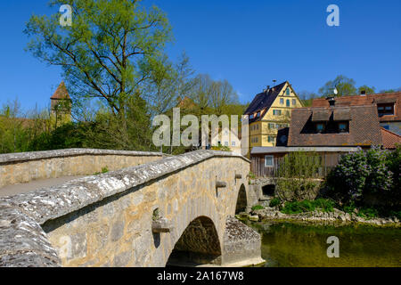 Alte Bogenbrücke über Tauber mit Stadt Häuser im Hintergrund, Rothenburg o.d. Tauber, Bayern, Deutschland Stockfoto