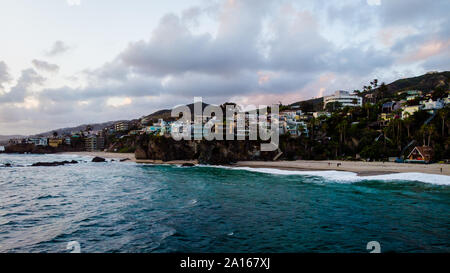 Drone Ansicht von Luxus Gebäude an der Küste von Laguna Beach, Kalifornien, USA Stockfoto