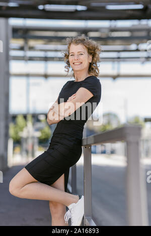 Portrait von lächelnden reife Geschäftsfrau mit schwarzen Kleid Stockfoto