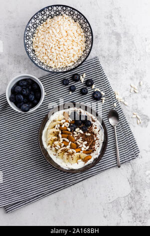 Schale mit frischem Müsli, Blaubeeren und puffreis von oben gesehen Stockfoto