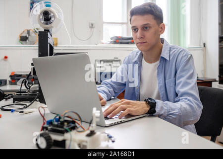 Student, 3D-Drucker, mit Laptop Stockfoto