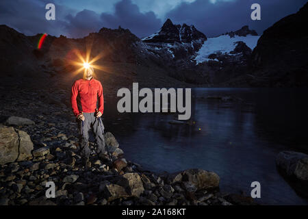 Wanderer mit Scheinwerfer am Lago de los Tres, Nationalpark Los Glaciares, Patagonien, Argentinien Stockfoto