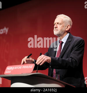 Das Brighton Centre, Brighton, UK. 24 Sep, 2019. Jeremy Corbyn MP, Führer der Labour Party Adressen der Labour Party Herbst Konferenz. Die Rt Hon Jeremy Corbyn MP verkündet das Ergebnis der BGH-Beschluss als Richter Regel Einlassung rechtswidrig. Bild von der Credit: Julie Edwards/Alamy leben Nachrichten Stockfoto