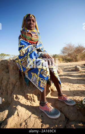 Traditionelle Muhila ihre Sneakers tragen, Kehamba, Chibia, Angola Stockfoto