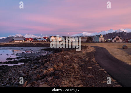 Island, South Island, Hofn bei Sonnenaufgang im Winter Stockfoto