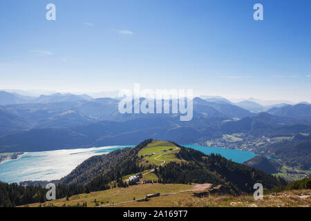 Malerischer Blick auf Watzmann mit See gegen den blauen Himmel an einem sonnigen Tag vom Schafberg Bahn gesehen Stockfoto