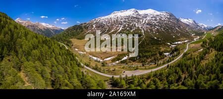 Malerischen Panorama der gewundenen Straße über bewaldete Landschaft von Defereggental, Osttirol, Österreich Stockfoto