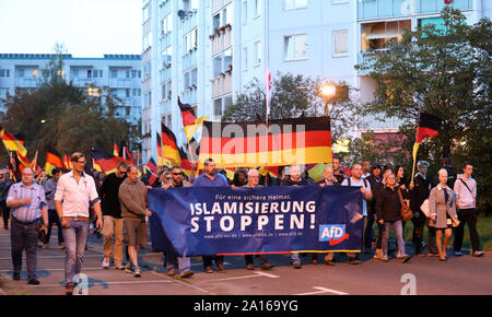 Deutschland. 23 Sep, 2019. Teilnehmer einer AfD Demonstration im Stadtteil Evershagen tragen ein Transparent mit der Aufschrift Islamisierung". Quelle: Bernd Wüstneck/dpa-Zentralbild/dpa/Alamy leben Nachrichten Stockfoto