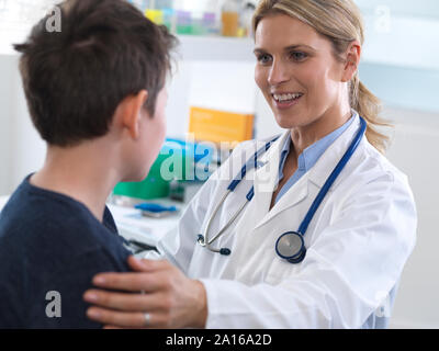 Eine junge Ärztin geben einige Hinweise bei einem Termin in der Klinik Stockfoto