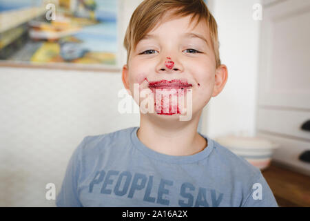 Portrait von grinsende Junge mit Blaubeer-marmelade in seinem Gesicht Stockfoto