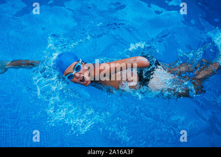 Portrait von Paralympischen junge Schwimmer Crawling in einem Pool Stockfoto