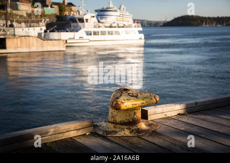 Verwitterte Liegeplatz klampe am Hafen in Oslo Stockfoto