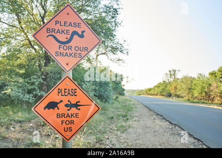 Vorsicht vor Schlangen, Schildkröten und Echsen Schild am Straßenrand, Marloth Park, Südafrika Stockfoto