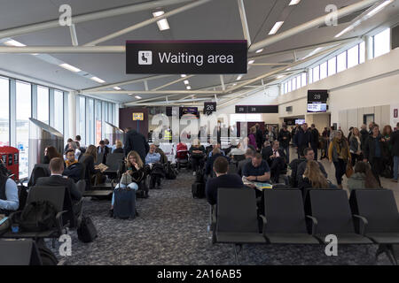 Dh Abflughalle Flughafen Edinburgh Edinburgh Menschen im Wartebereich Passagiere bereit zum Board Flugzeug Flughafen Stockfoto