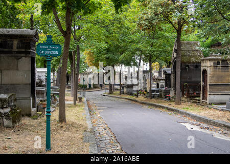 Gräber im Friedhof von Montmartre - Paris, Frankreich Stockfoto