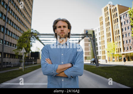 Porträt einer selbstbewussten jungen Mann in der Stadt Stockfoto