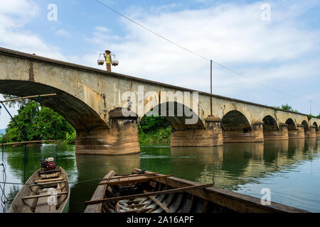 Brücke der Eisenbahn bei Don Khon in 4000 Inseln, Champasak, Laos. Die Überreste der ersten Eisenbahn in Laos, das Don Det und Don Khon Schmalspurbahn Stockfoto