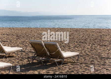 Liegestühle am Strand in Barcelona Stockfoto