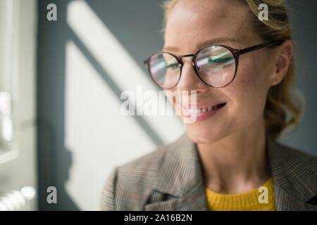 Porträt der jungen Geschäftsfrau, Brillen Stockfoto